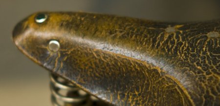 使い込んだサドル